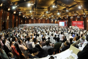 auction house full of chinese buyers